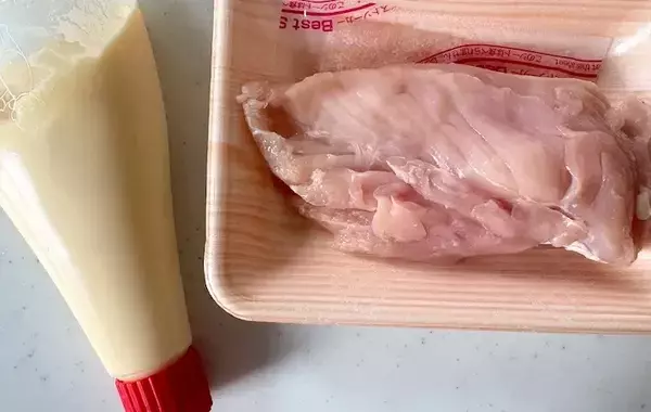 鶏むね肉に『大さじ2杯』　作業10分でしっとり仕上がって「家族がべた褒め！」