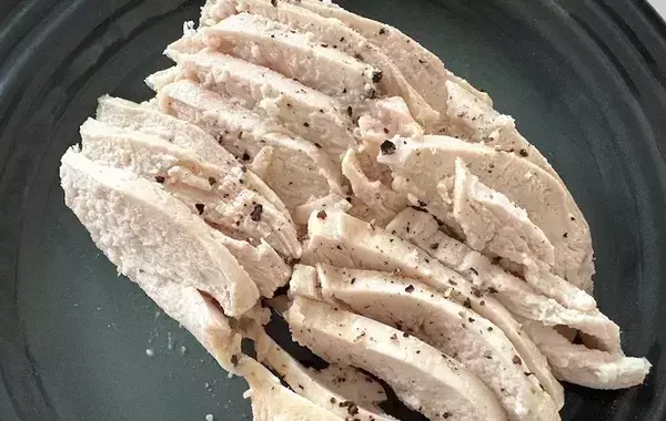 鶏むね肉に『大さじ2杯』　作業10分でしっとり仕上がって「家族がべた褒め！」