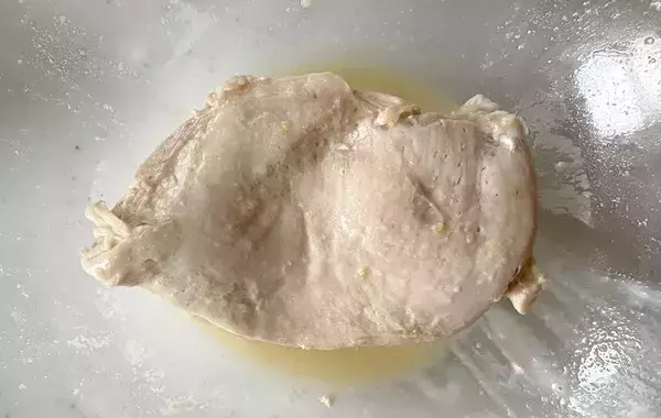 鶏むね肉に『大さじ2杯』　作業10分でしっとり仕上がって「家族がべた褒め！」