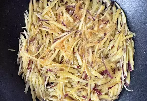 千切りのサツマイモとチーズを混ぜて…　焼き芋じゃない食べ方に「子供の手が止まらない」【15分レシピ】