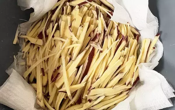 千切りのサツマイモとチーズを混ぜて…　焼き芋じゃない食べ方に「子供の手が止まらない」【15分レシピ】