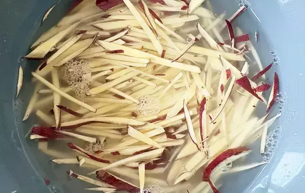 千切りのサツマイモとチーズを混ぜて…　焼き芋じゃない食べ方に「子供の手が止まらない」【15分レシピ】