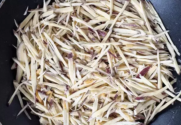千切りのサツマイモとチーズを混ぜて…　焼き芋じゃない食べ方に「子供の手が止まらない」【15分レシピ】