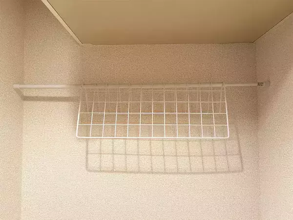 トイレのタンク上に『つっぱり棒』を設置したら有能　手軽に収納増やす【100均活用術】