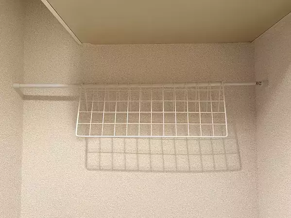 トイレのタンク上に『つっぱり棒』を設置したら有能　手軽に収納増やす【100均活用術】