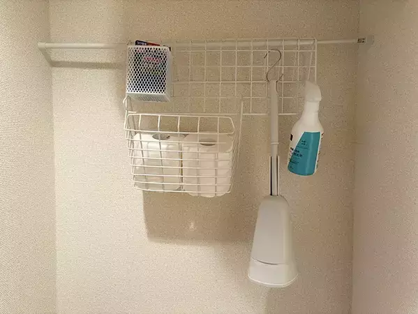 トイレのタンク上に『つっぱり棒』を設置したら有能　手軽に収納増やす【100均活用術】