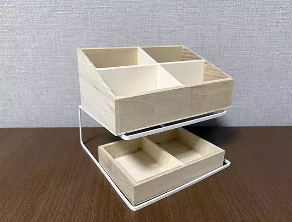セリアの『ディッシュラック』にボックスをのせるだけ！　【30秒】で玄関の収納増やす裏ワザ
