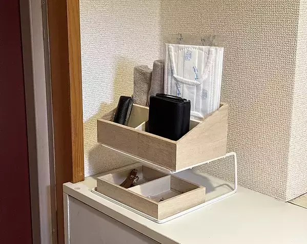 セリアの『ディッシュラック』にボックスをのせるだけ！　【30秒】で玄関の収納増やす裏ワザ