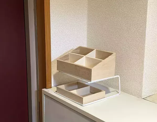 セリアの『ディッシュラック』にボックスをのせるだけ！　【30秒】で玄関の収納増やす裏ワザ