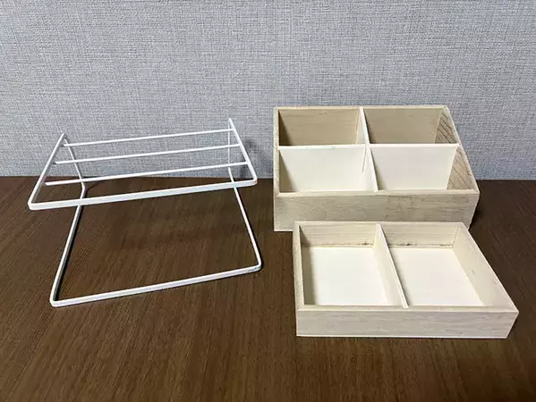 セリアの『ディッシュラック』にボックスをのせるだけ！　【30秒】で玄関の収納増やす裏ワザ
