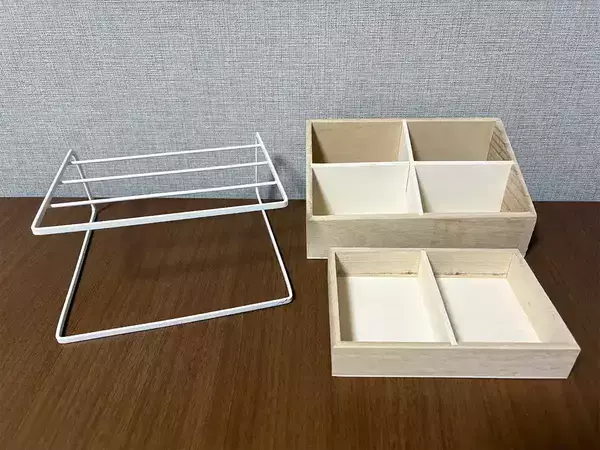 セリアの『ディッシュラック』にボックスをのせるだけ！　【30秒】で玄関の収納増やす裏ワザ