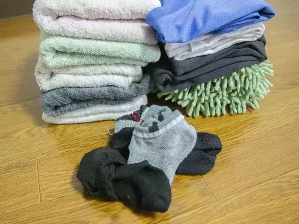 穴あき靴下を『お掃除グローブ』に再利用　隙間に指先が届いて便利だった！【掃除4選】