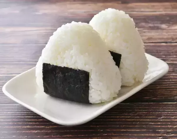 ハサミで切ってから『おにぎり』を握る？　ポリ袋を使った工夫が「目からウロコ！」【調理術4選】