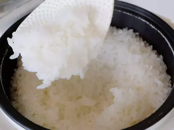 ハサミで切ってから『おにぎり』を握る？　ポリ袋を使った工夫が「目からウロコ！」【調理術4選】