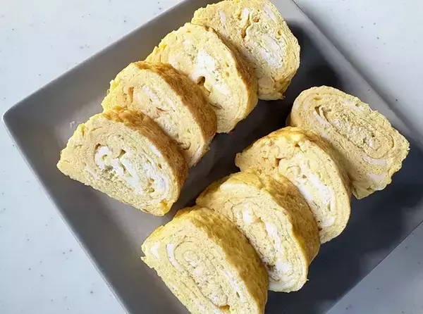 玉子焼きに『大さじ2杯』入れるだけ！　ふわふわ食感になって「もうこれなしで作れない」
