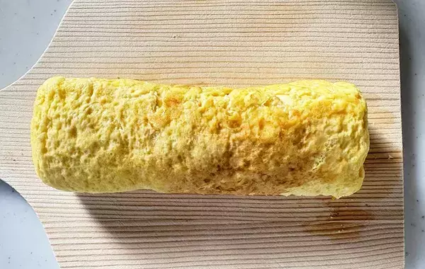 玉子焼きに『大さじ2杯』入れるだけ！　ふわふわ食感になって「もうこれなしで作れない」