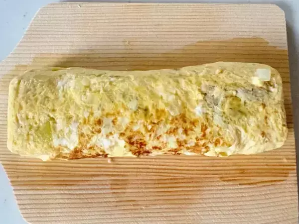玉子焼きに『4分の1個』入れてみて！　甘みがジュワっと染み出る「ひらめきアレンジ」