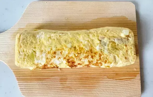 玉子焼きに『4分の1個』入れてみて！　甘みがジュワっと染み出る「ひらめきアレンジ」