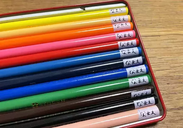 並べた鉛筆にマスキングテープを貼ってみて　『名前づけの裏ワザ』が大正解！