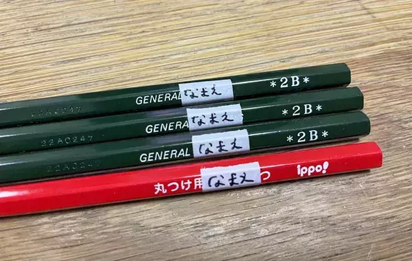 並べた鉛筆にマスキングテープを貼ってみて　『名前づけの裏ワザ』が大正解！