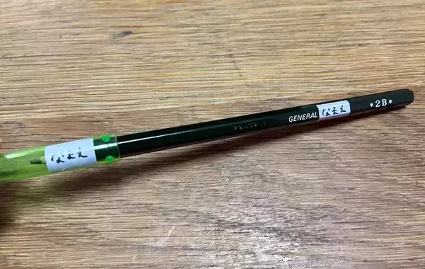 並べた鉛筆にマスキングテープを貼ってみて　『名前づけの裏ワザ』が大正解！