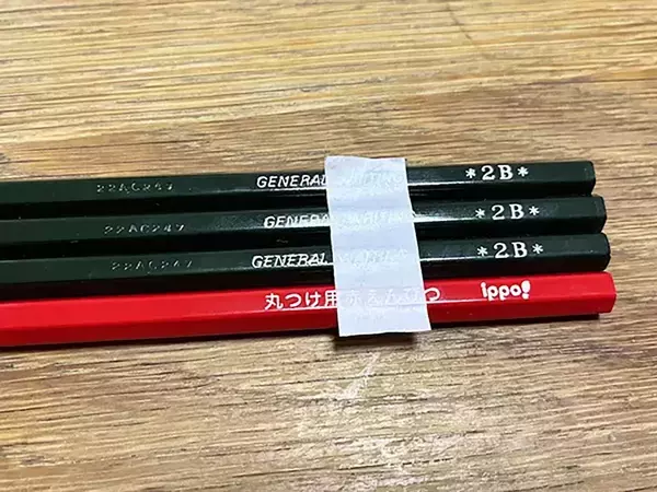 並べた鉛筆にマスキングテープを貼ってみて　『名前づけの裏ワザ』が大正解！