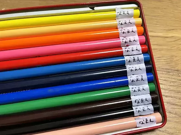 並べた鉛筆にマスキングテープを貼ってみて　『名前づけの裏ワザ』が大正解！
