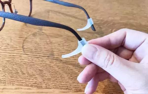「着けているのが目立たない」　メガネのズレを防ぐ『110円のストッパー』が優秀すぎ