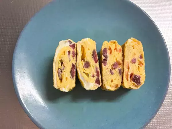 玉子焼きに入れた『赤いつぶつぶ』　意外な具材に「食感も味もいい！」「お弁当に映える」