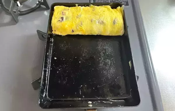 玉子焼きに入れた『赤いつぶつぶ』　意外な具材に「食感も味もいい！」「お弁当に映える」