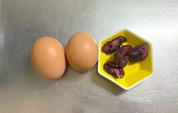 玉子焼きに入れた『赤いつぶつぶ』　意外な具材に「食感も味もいい！」「お弁当に映える」
