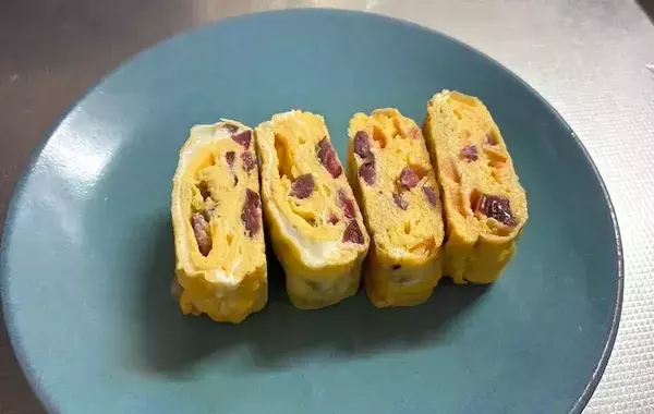玉子焼きに入れた『赤いつぶつぶ』　意外な具材に「食感も味もいい！」「お弁当に映える」