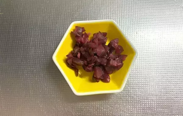 玉子焼きに入れた『赤いつぶつぶ』　意外な具材に「食感も味もいい！」「お弁当に映える」