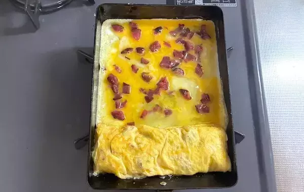 玉子焼きに入れた『赤いつぶつぶ』　意外な具材に「食感も味もいい！」「お弁当に映える」