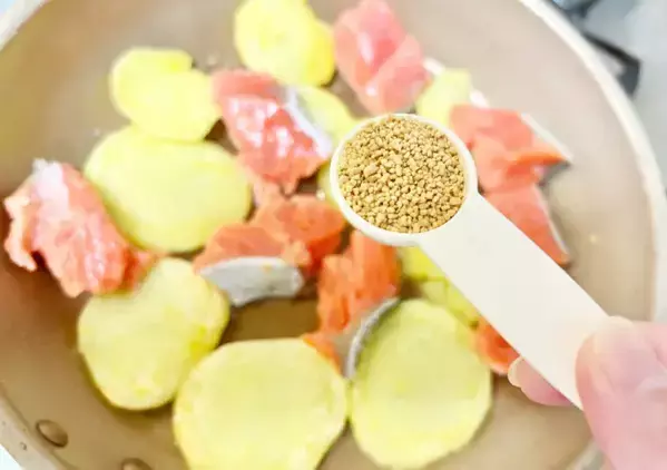 鮭とジャガイモを焼いて『小さじ2杯』　完成した一皿に息子が「これウマい！」