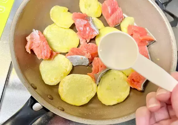 鮭とジャガイモを焼いて『小さじ2杯』　完成した一皿に息子が「これウマい！」