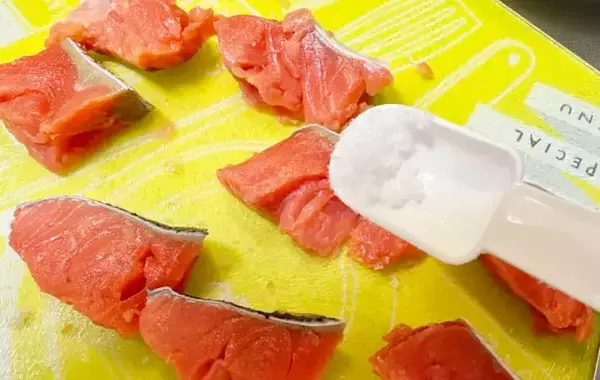 鮭とジャガイモを焼いて『小さじ2杯』　完成した一皿に息子が「これウマい！」