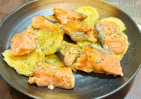 鮭とジャガイモを焼いて『小さじ2杯』　完成した一皿に息子が「これウマい！」