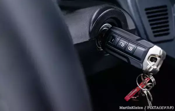 車のエンジンかけっぱなしで「コンビニへ」　数分でもアウト？　弁護士に聞いた