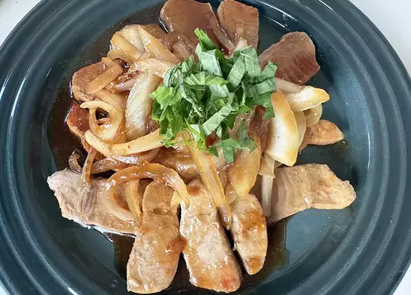 大さじ3杯入れてみて！　青じそをのせた『カツオのしょうが焼き』がご飯に合う