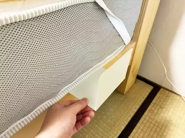 マットレス下に『ブックエンド』を差し込むと快適　寝室に収納スペースが作れるアイディア