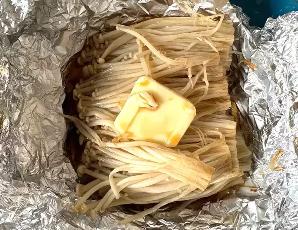 エノキをアルミホイルで包んで8分　トースターで作る一皿に「1袋食べちゃう」