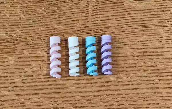 ダイソーの『ねじねじ』が目印として優秀！「白いケーブルが見つけやすい」「根元の保護にも」
