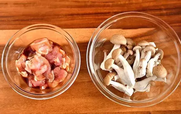 だし不要の『旨味たっぷり炊き込みご飯』　具材2つを入れて炊くだけで「ふっくらプリプリ」【管理栄養士のレシピ】