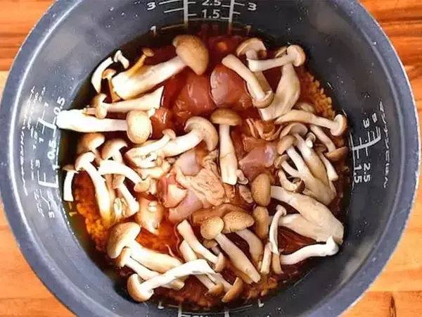 だし不要の『旨味たっぷり炊き込みご飯』　具材2つを入れて炊くだけで「ふっくらプリプリ」【管理栄養士のレシピ】