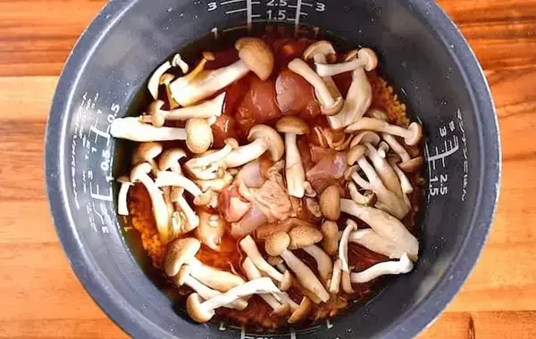 だし不要の『旨味たっぷり炊き込みご飯』　具材2つを入れて炊くだけで「ふっくらプリプリ」【管理栄養士のレシピ】