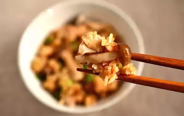 だし不要の『旨味たっぷり炊き込みご飯』　具材2つを入れて炊くだけで「ふっくらプリプリ」【管理栄養士のレシピ】