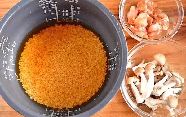 だし不要の『旨味たっぷり炊き込みご飯』　具材2つを入れて炊くだけで「ふっくらプリプリ」【管理栄養士のレシピ】