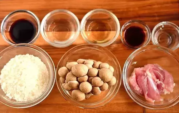 だし不要の『旨味たっぷり炊き込みご飯』　具材2つを入れて炊くだけで「ふっくらプリプリ」【管理栄養士のレシピ】