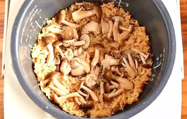 だし不要の『旨味たっぷり炊き込みご飯』　具材2つを入れて炊くだけで「ふっくらプリプリ」【管理栄養士のレシピ】